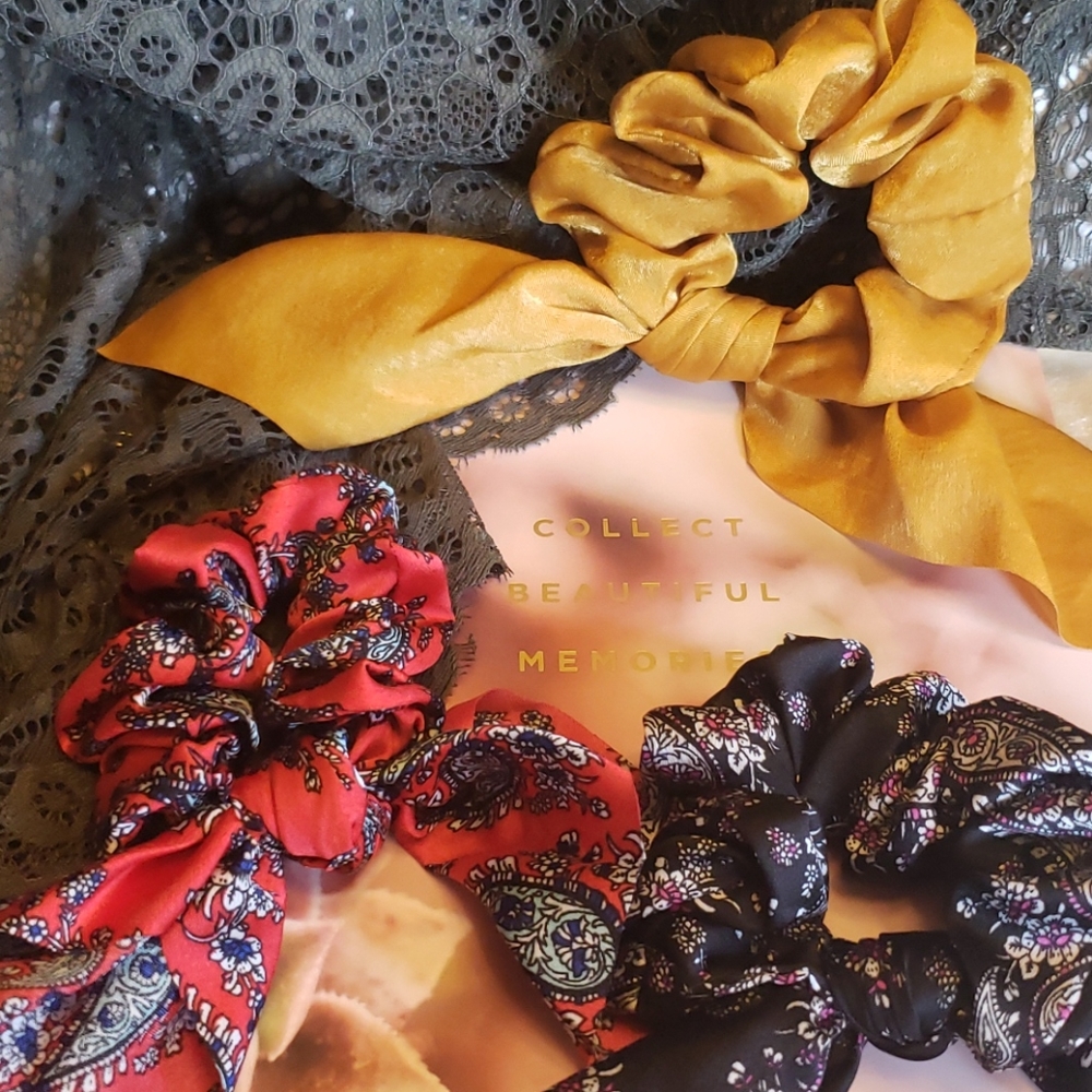 💕 NEW Set of 3 Satiny Scrunchies